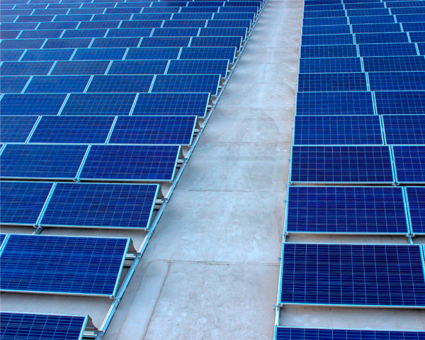 panneaux photovoltaïques sur toiture plate