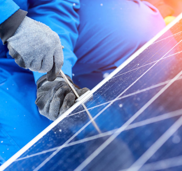 Installateur spécialisé dans la pose de panneaux solaires en entreprise