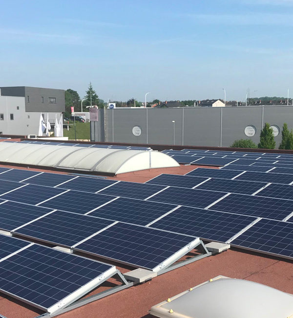 Centrale photovoltaïque installée sur un toit plat d'une entreprise