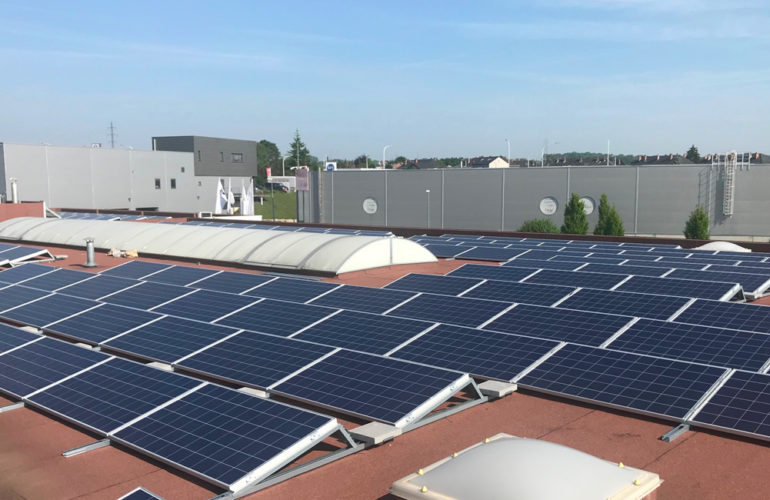Centrale photovoltaïque installée sur un toit plat d'une entreprise
