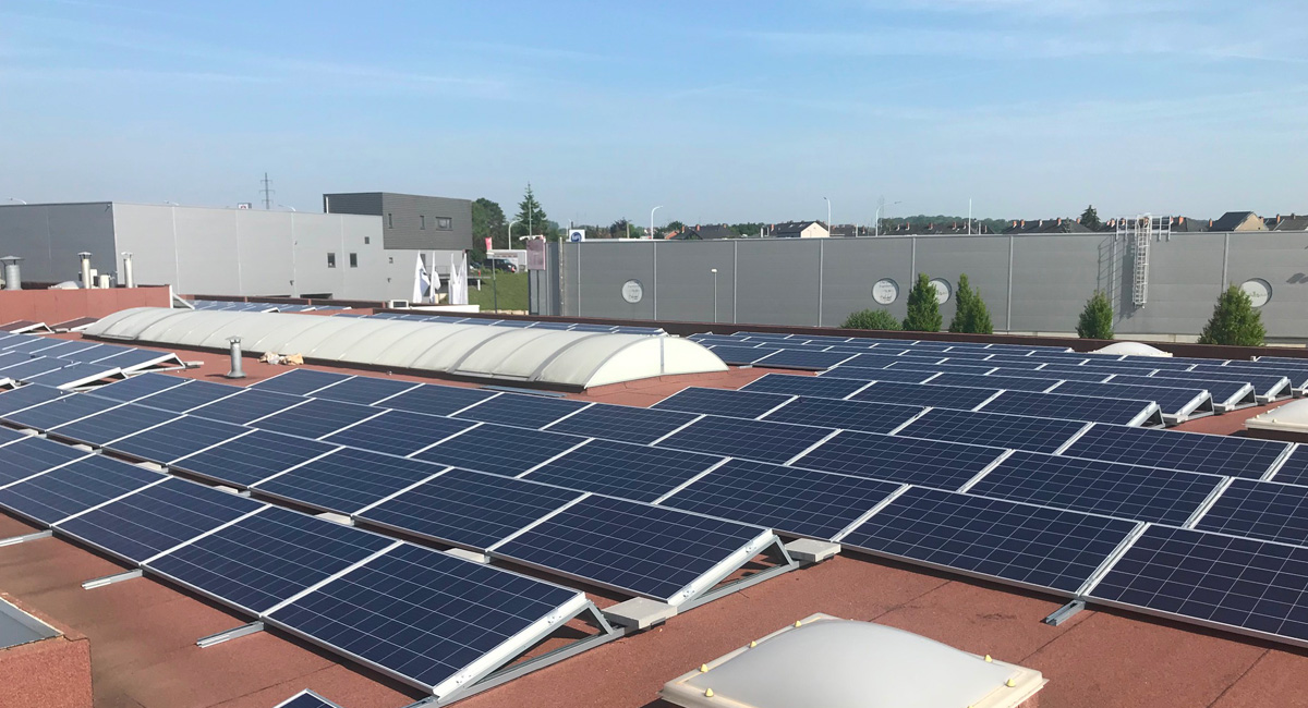 Centrale photovoltaïque installée sur un toit plat d'une entreprise