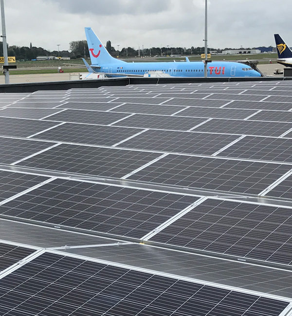 Installation de panneaux photovoltaïques sur le terminal 2 de l'aéroport de Charleroi