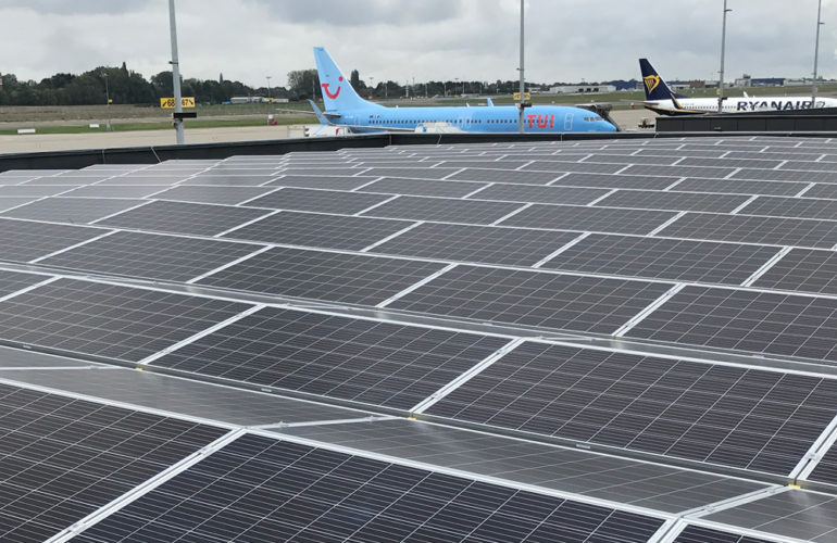 Installation de panneaux photovoltaïques sur le terminal 2 de l'aéroport de Charleroi