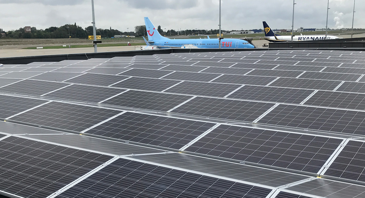 Installation de panneaux photovoltaïques sur le terminal 2 de l'aéroport de Charleroi