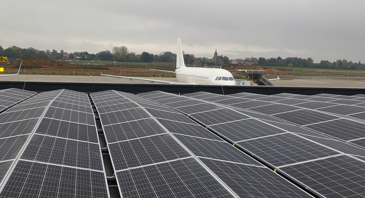 Panneaux photovoltaïques sur le toit de l'aéroport de Charleroi