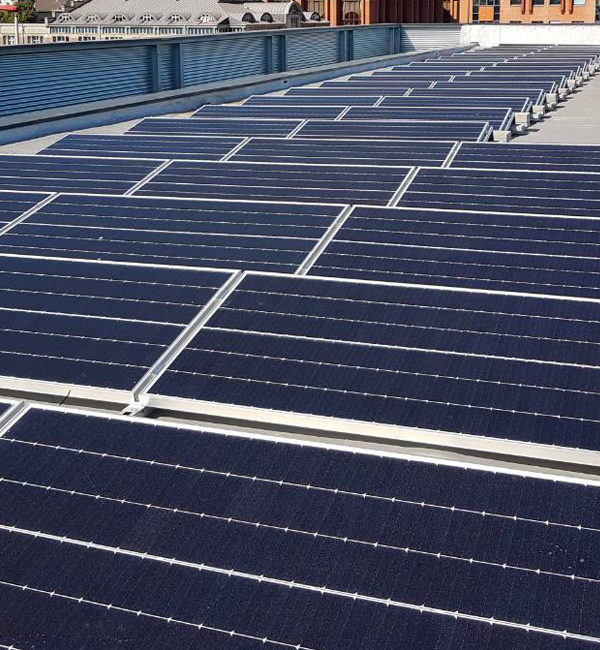 Pose de panneaux solaires sur toiture plate avec lestage