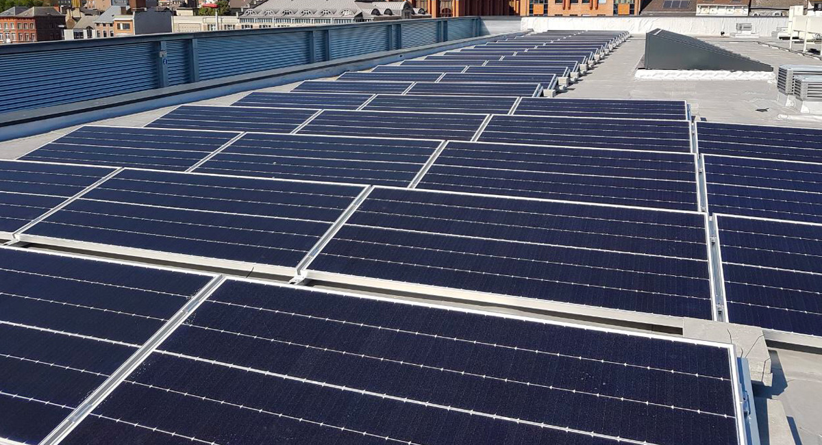 Pose de panneaux solaires sur toiture plate avec lestage