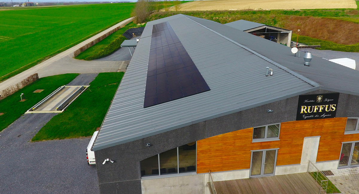 Panneaux solaires black frame fixés sur toiture