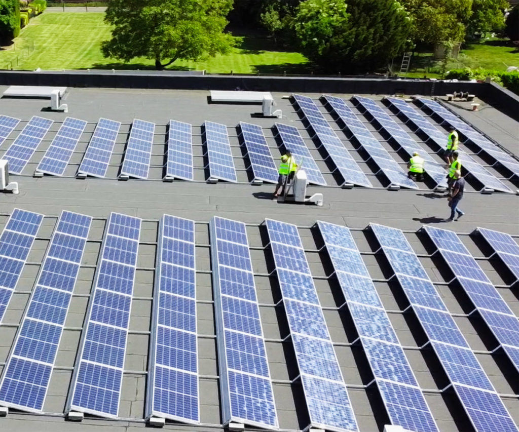 installation de panneaux solaires sur un magasin