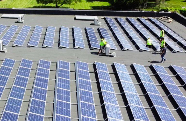 installation de panneaux solaires sur un magasin