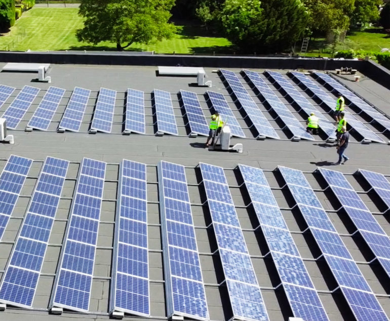 installation de panneaux solaires sur un magasin